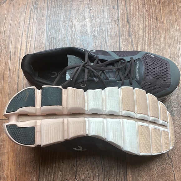 On Cloud Running Cloudflow W Size 9
Rock/Rose. Used in very good condition. - Picture 11 of 12